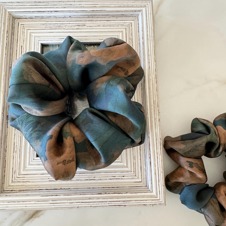 Emerald Botanical Xiangyun Silk Scrunchie
