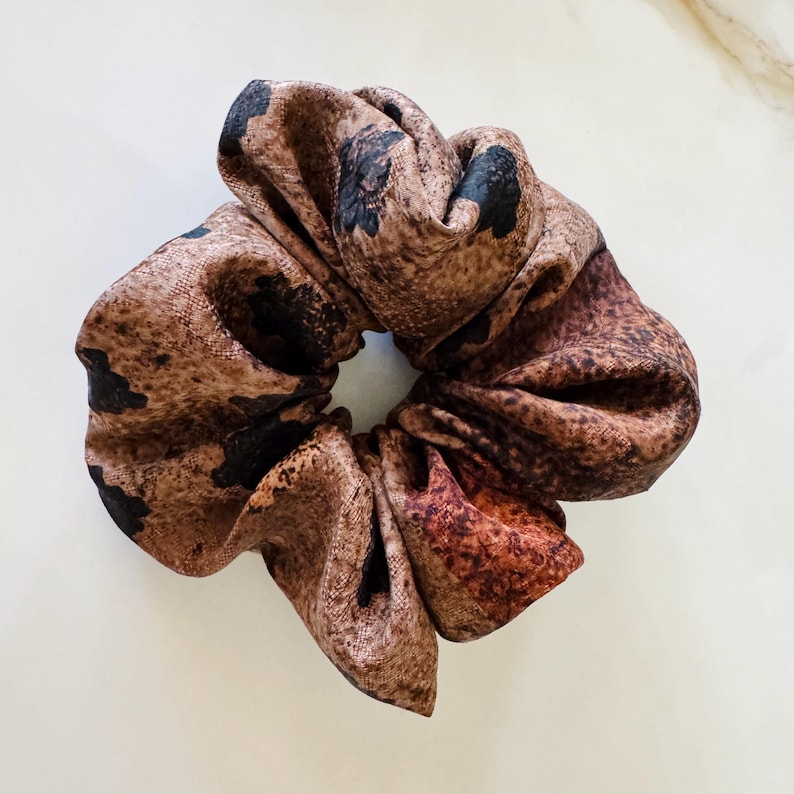 Geometric Xiangyun silk scrunchie detail