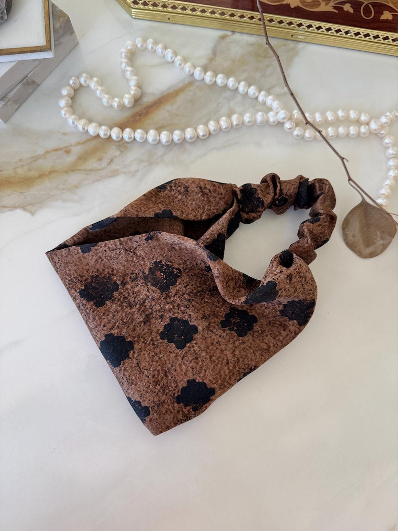Xiangyunsha silk headband detail