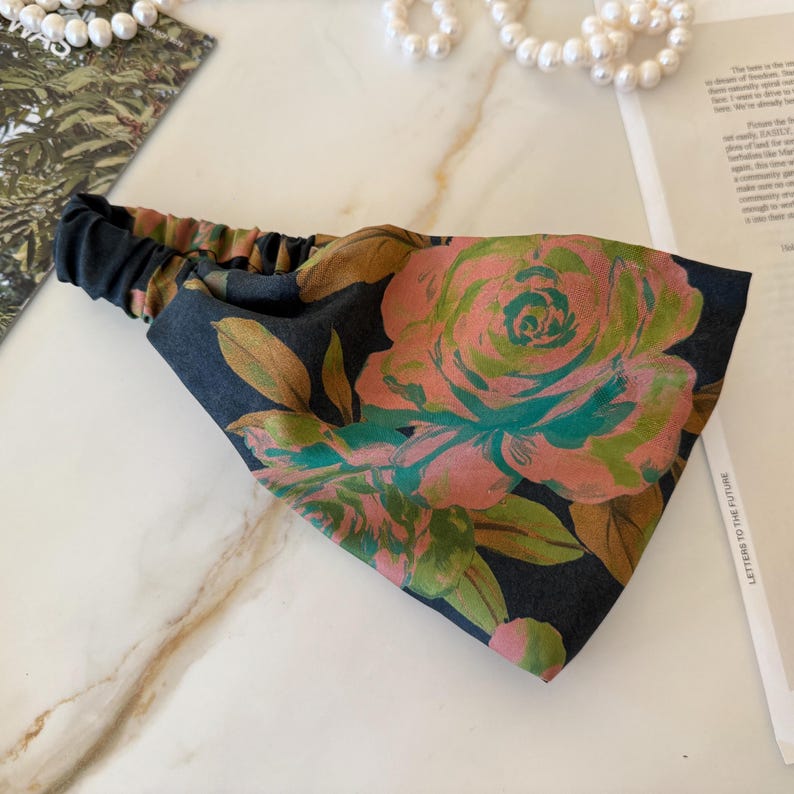 Extra-Wide silk headband detail